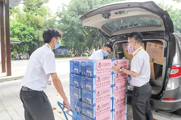华昌集团向大浩湖社区捐赠防疫物资和生活用品