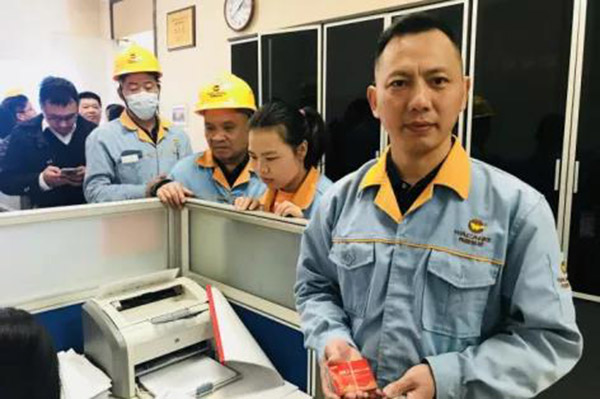 收到新年糖、購物卡等新春福利，員工們展現出喜悅的笑容