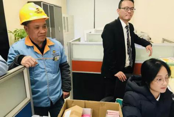 收到新年糖、購物卡等新春福利，員工們展現出喜悅的笑容