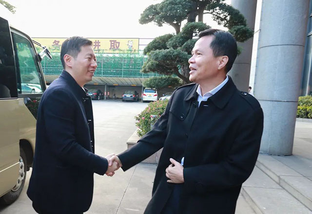 公司领导热情接待并带领管副市长一行人参观车间
